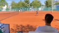Tooooo, bolji je od tate: Novakov sin igrao tenis na Dorćolu, Đoković ga bodrio sa klupe