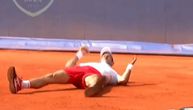 Novak i kad pada, pada elegantno: Čovek "pauk" opet pokazao elastičnost