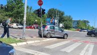 Nezgoda na Novom Beogradu: Vozač udario u semafor, kola smrskana