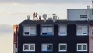 Tinejdžerke u Tuzli rizikuju život zbog selfija: Popele se na krov solitera, pa se slikale