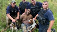 Policajci uhvatili lopova Afroamerikanca, pa nasmejani pozirali sa njim: Fotografija izazvala bes