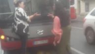 Drama u Zemunu: Žena stala pred autobus i udarala o šoferšajbnu. Policija je sprovela u bolnicu