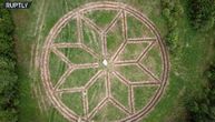 Zemljoradnici zasadili stotinu smreka u obliku simbola prosperiteta i videće se čak iz svemira