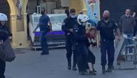 Snimak iz Grčke koji je razbesneo mnoge: Ženu hapse na ulici kao kriminalca, a razlog je bizaran
