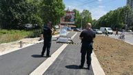 Premestili autobusko stajalište u Nišu, ono se obrušilo na čoveka: Na trotoaru srča, povređeni u UC