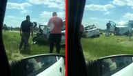 Teška nesreća kod Rimskih Šančeva u Novom Sadu: Vatrogasci izvlače povređenog vozača, seku vozilo