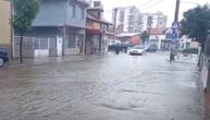 Jako nevreme pogodilo Vranje: Potoci na ulicama, vetar oborio drvo