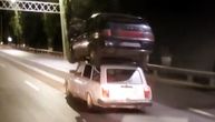 Auto-sendvič nasred auto-puta: Neuništiva Lada Riva druge Lade može i na krovu da nosi!