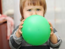 Baloni mogu da budu opasni za decu: Ako ih duvaju napunjene vodom, mogu ozbiljno da ugroze zdravlje
