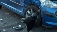 Saobraćajna nesreća u Novom Sadu: Taksi se prevrnuo nakon sudara, povređene dve devojke i muškarac