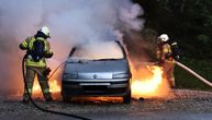 Zapalio se auto na Voždovcu: Vatrogasci gase požar