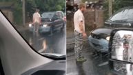 Neverovatna scena na Čukarici: Muškarac nepomično stoji ispred auta, formirana kolona vozila
