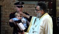 Vatrogasac Stefan je spasio Vuka iz požara, a danas ga je krstio: Dečak u crkvi samo u kuma gledao