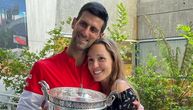 Ljubi muža pored trofeja! Nakon Novakove pobede Jelena podelila emotivan momenat i snažnu poruku