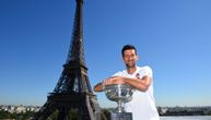 Novak pozirao sa peharom na najlepšem mestu u Parizu