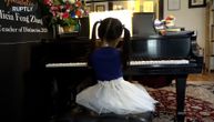 Ima 3 godine, a već je nastupala u Karnegi Holu: Za 60 dana naučila ono što mnogi ne nauče za života