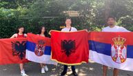 Moćna slika maturanata s Balkana, vijore se srpske i albanske zastave: "Nema mržnje, škola završena"
