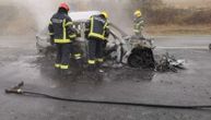 Zapalio se auto na Zrenjaninskom putu: Policija morala da vadi putnike iz vozila
