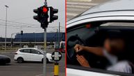 Beograđanka mazala nokte za volanom na semaforu: Nerealan prizor šokirao i stručnjake, a kazne nema