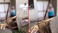 Stanari zgrade u Železniku besni, komšinica demolirala kućicu za pse: "Plašimo se da ih ne otruje"