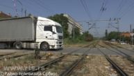 Havarija u Jagodini: Železnički vod pod naponom pao na pružni prelaz kod Jagodine, naleteo šleper