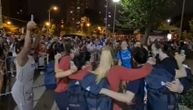 Srpske košarkašice uz stihove Mikija Mećave slavile polufinale Eurobasketa: Hit snimak ispred hale