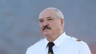 Beloruski predsednik Aleksandar Lukašenko igra hokej dok mu EU preti novim sankcijama