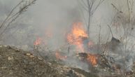 Gori nisko rastinje  u Dalmatinskoj zagori: Dva kanadera gase požar