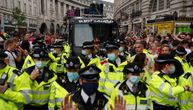 Demonstranti seli na beton i zatvorili most u Londonu: Policija uhapsila 124
