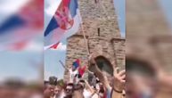 Grmi "Vidovdan" na Gazimestanu: Na stotine ljudi peva, a trobojka se vijori uprkos provokacijama