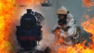 Drama u Resniku: Požar opkolio voz, putnici nisu mogli da izađu, vatrogasci ih evakuisali