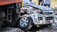 Automobil udario u lokomotivu na pružnom prelazu u Ripnju