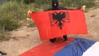 Pojavio se snimak Albanca dok pali zastavu SPC u Gračanici: Skinuta sa ulaza u manastir