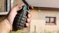 Pazarac pijan pretio komšijama bombom zbog seoskog puta: Policija mu našla arsenal oružja
