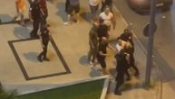 Tuča u Podgorici: Gosti kafića se dohvatili sa policijom i komunalcima, nije se znalo ko koga udara