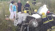 Prve slike jezive nesreće kod Lajkovca u kojoj je poginuo doktor: Auto smrskan, sleteo s puta