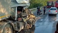 Olupina na asfaltu: Teška scena posle sudara dva kamiona na putu između Mladenovca i Malog Požarevca