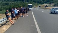 Fudbalerima Spartaka crk'o autobus na autoputu, satima na suncu čekali drugi
