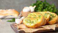 Recept za hrskav i ukusan doručak: Aromatični hleb sa belim lukom osvojiće sva vaša čula
