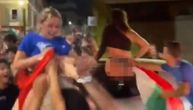Haos u Italiji: Polugole navijačice u tangama, muškarci ih hvataju za grudi, jednog brutalno ubili
