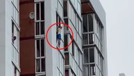 Stajao na ivici balkona sa sinom u rukama i pretio da će se baciti sa 13. sprata jer ga žena varala