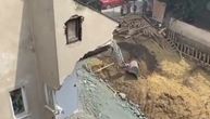 Snimak još jednog urušenog dela zgrade na Vračaru: "Počelo je da se ljulja i trese, pa pala terasa"