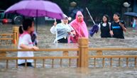 Strašni snimci iz poplavljene Kine: Ljude nosi bujica, meštani zajedno izvlače zarobljene