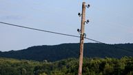 Čim dune vetar ili padne kiša, zaselak kod Ivanjice muku muči sa strujom: Zimuju kao u kamenom dobu