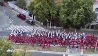 Delije u crvenim i belim majicama marširale Beogradom: Pogledajte korteo navijača Zvezde uoči Lučana