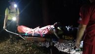 Fotografije spasavanja povređenog bicikliste na Fruškoj Gori: Uvezan na nosilima sa bolnom grimasom