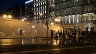 Neredi u Atini zbog najavljene obavezne vakcinacije: Policija koristila suzavac i vodene topove