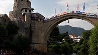 Dramatičan snimak skoka sa Starog mosta: Hrabri Mostarci spasili Amerikanca od utapanja