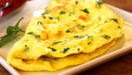 Ukusan doručak od samo 3 sastojka: Recept za savršen i jednostavan omlet sa tikvicama