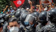 Političke stranke u Tunisu optužuju predsednika za puč, on se brani Ustavom: Premijer razrešen